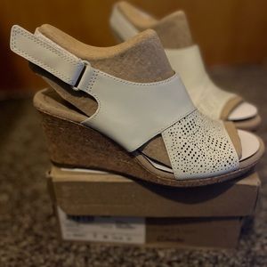 Clarks Women’s Lafley Joy Wedge Sandal White Leather 6M